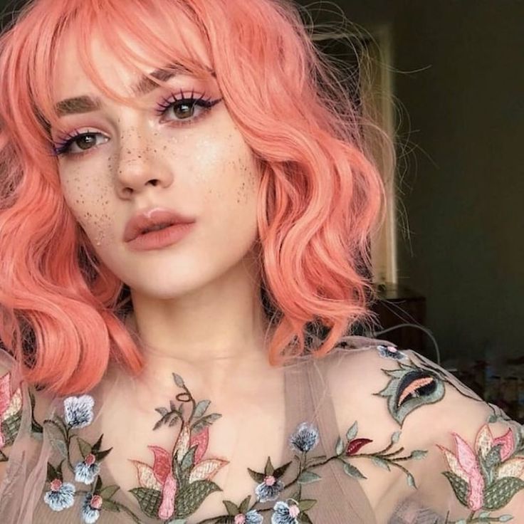 Short hair, dusty pink and coral with well defined fringes